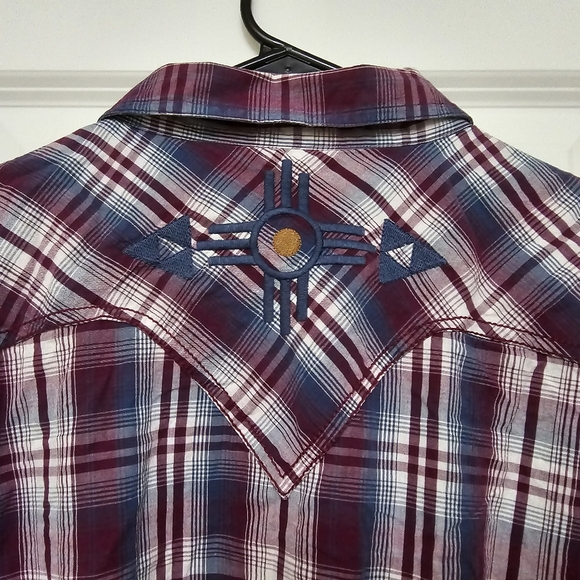 ARIAT Embroidered Lightweight Plaid Button Up Top - Picture 5 of 9